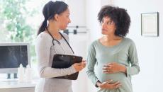 Doctor talking to pregnant patient